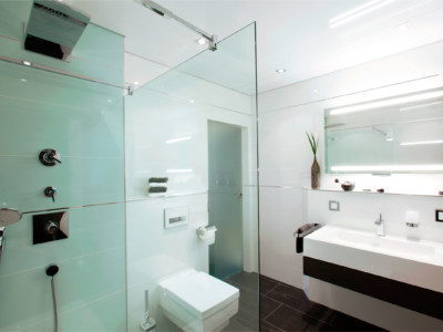 Badezimmer – reduziertes Design, praktisch integriert