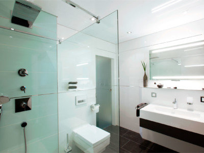 Badezimmer – reduziertes Design, praktisch integriert Badezimmer – reduziertes Design, praktisch integriert